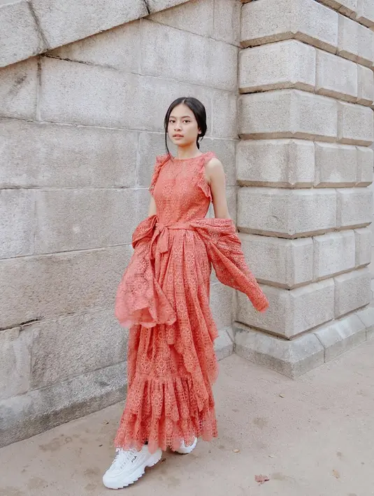 Tampil dengan tutu dress berwarna oranye terang, Hanggini sukses tampil casual dengan memadukannya bersama sepatu dad sneakers putih. Apalagi gaya rambutnya yang hanya diikat sederhana, menambah pesonanya. (Liputan6.com/IG/hanggini)