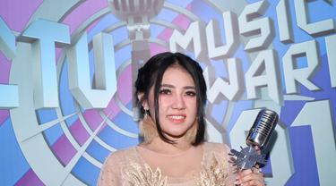 Via Vallen Cantik Berhijab Di Video Klip Sempurnakan Langkahku News Entertainment Fimela Com Lagu ini merupakan lagu religi perdana via vallen untuk ramadan 2018. via vallen cantik berhijab di video