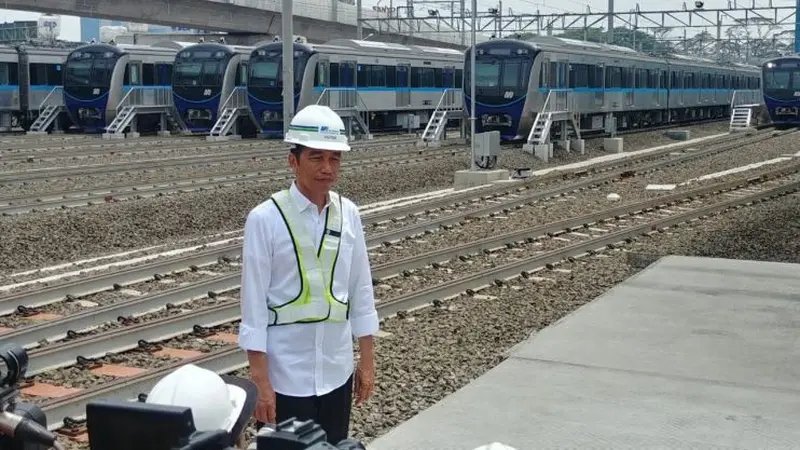 Presiden RI Joko Widodo hari ini berkesempatan menaiki MRT Jakarta dari Stasiun Hotel Indonesia menuju Depo Lokomotif Lebak Bulus yang memiliki jarak tempuh 16 km.