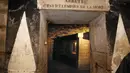 Nama resmi untuk katakomba ini adalah l'Ossuaire Municipal. Lokasinya yang berada tepat di bawah kota menyebabkan dilarangnya pembangunan gedung-gedung tinggi di Paris, Perancis (14/10/2014) (AFP PHOTO / PATRICK KOVARIK)