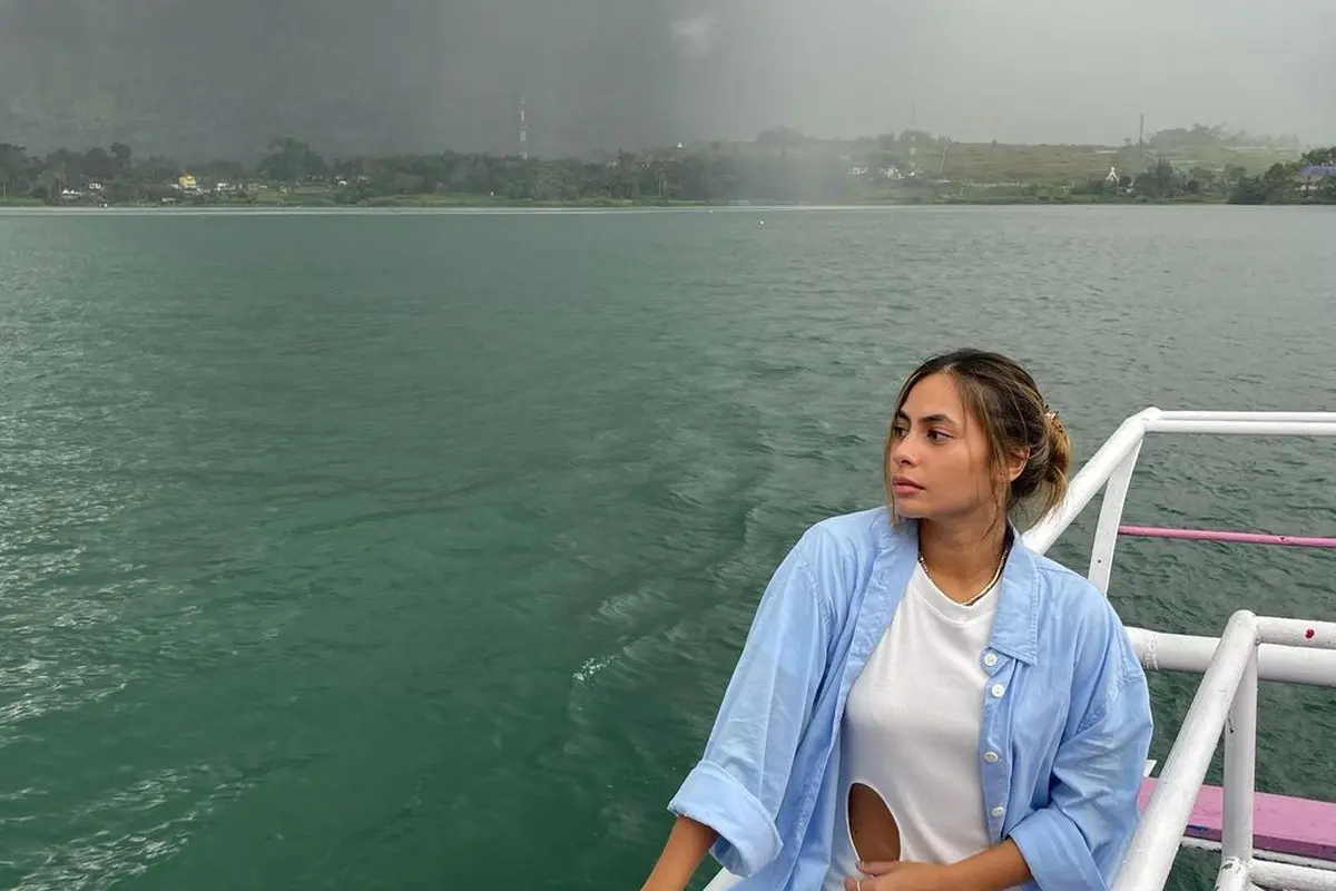 Valerie Thomas Liburan di Danau Toba