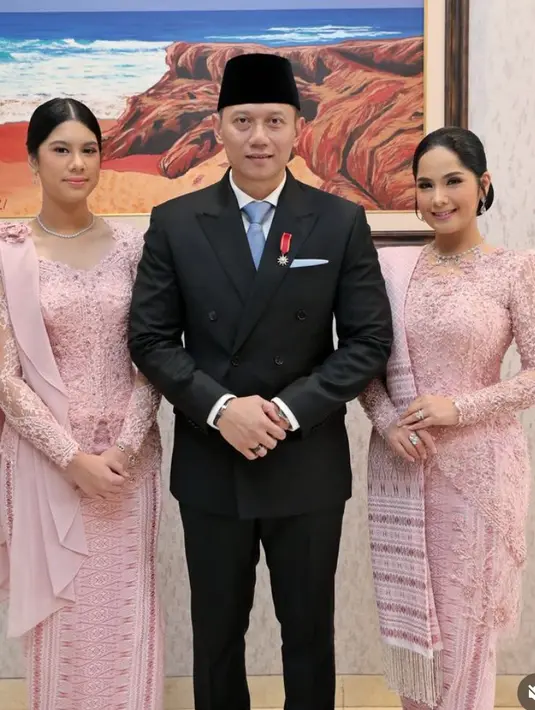 Kedua ibu dan anak ini melengkapi tampilan dengan perhiasan silver. Annisa mengenakan kalung berliontin permata sedangkan Almira mengenakan kalung tanpa liontin. Anting yang dikenakan pun senada. [@annisayudhoyono]