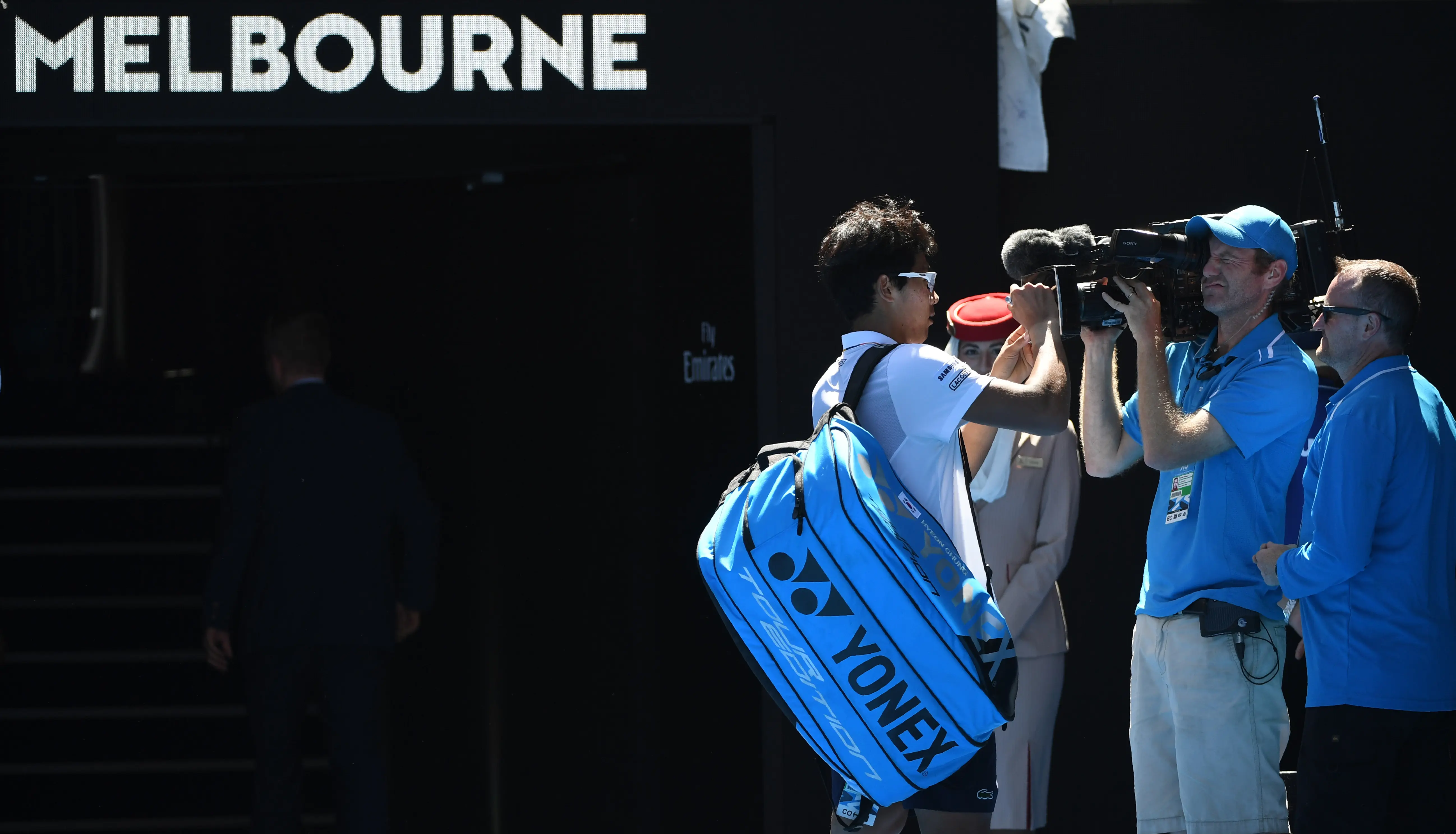 Chung Hyeon menandatangani kamera televisi usai menumbangkan Tennys Sandgren di perempat final Australia Terbuka. (AFP/William West)