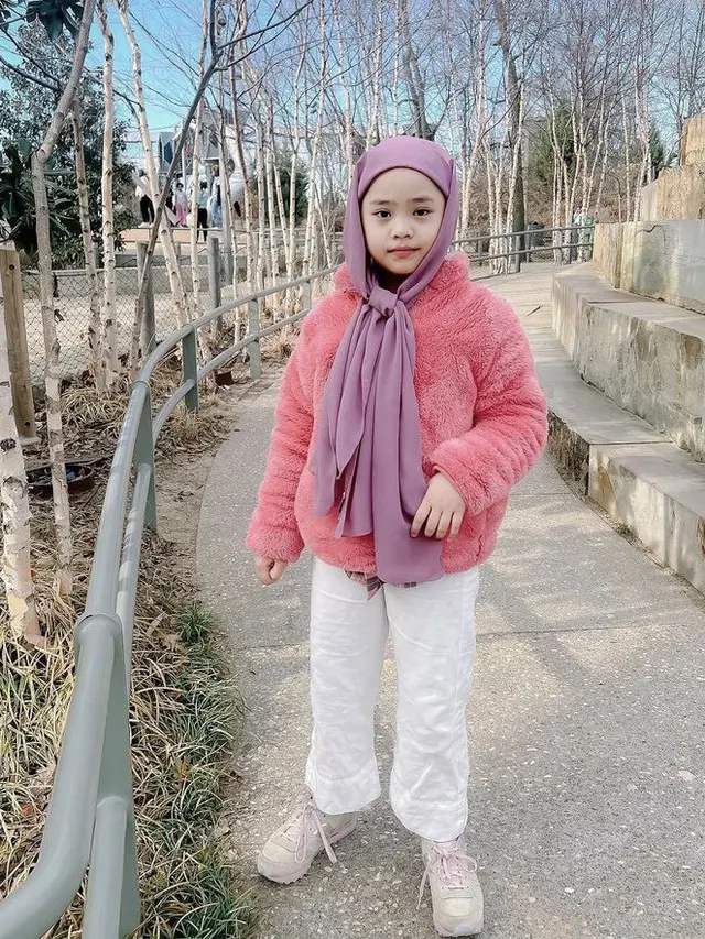 Gaya stylish hijab Maryam Nusaibah Abdullah anak pertama Oki Setiana Dewi, credit: Instagram @maryam_nusaibah_abdullah