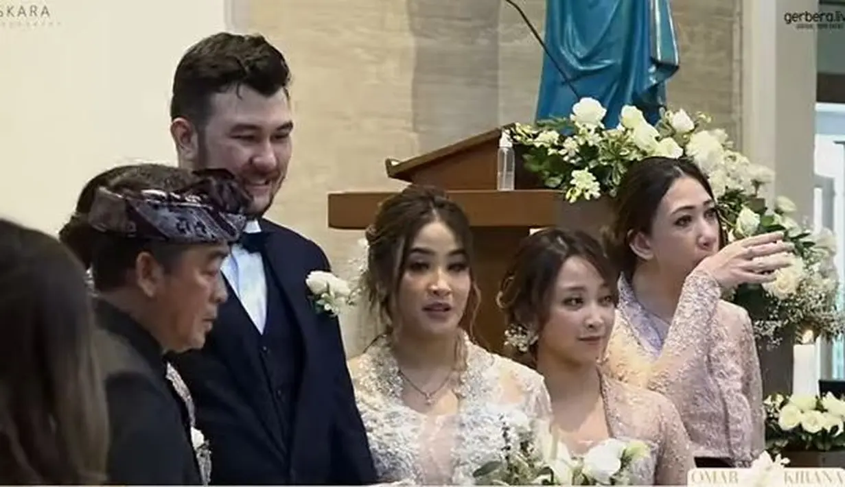 Ia tampil memukau dengan kebaya khas Bali yang ia kenakan di acara. Ia mengenakan dua kostum, yakni kebaya putih dan dress berwarna pink. (YouTube/Kirana Karang)