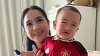 Anak kedua Raffi dan Nagita, Rayyanza sedang menjadi pusat perhatian netizen. Anak yang kerap disapa Cipung viral karena lucu memakai jersey Manchester United. Bahkan saking lucunya membuat akun resmi Manchester United mengunggah foto tersebut di feed Instagram. (Liputan6.com/IG/raffinagita1717)