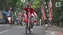 Pedagang jagung manis, Tarjono saat berjualan di kawasan Cilandak, Jakarta, Kamis (13/8/2020). Tarjono memodifikasi sepeda yang dipakainya untuk berjualan dengan atribut kemerdekaan dalam rangka memperingati HUT ke-75 RI, serta mengajak warga memasang bendera di rumah. (Liputan6.com/Herman Zakharia)