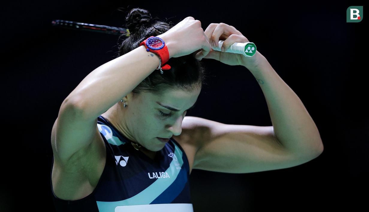 Pebulu tangkis tunggal putri Spanyol, Carolina Marin memegang penjepit rambutnya saat semifinal Indonesia Open 2024 melawan wakil China, Chen Yu Fei di Istora Senayan, Jakarta, Sabtu (08/06/2024). (Bola.com/Bagaskara Lazuardi)