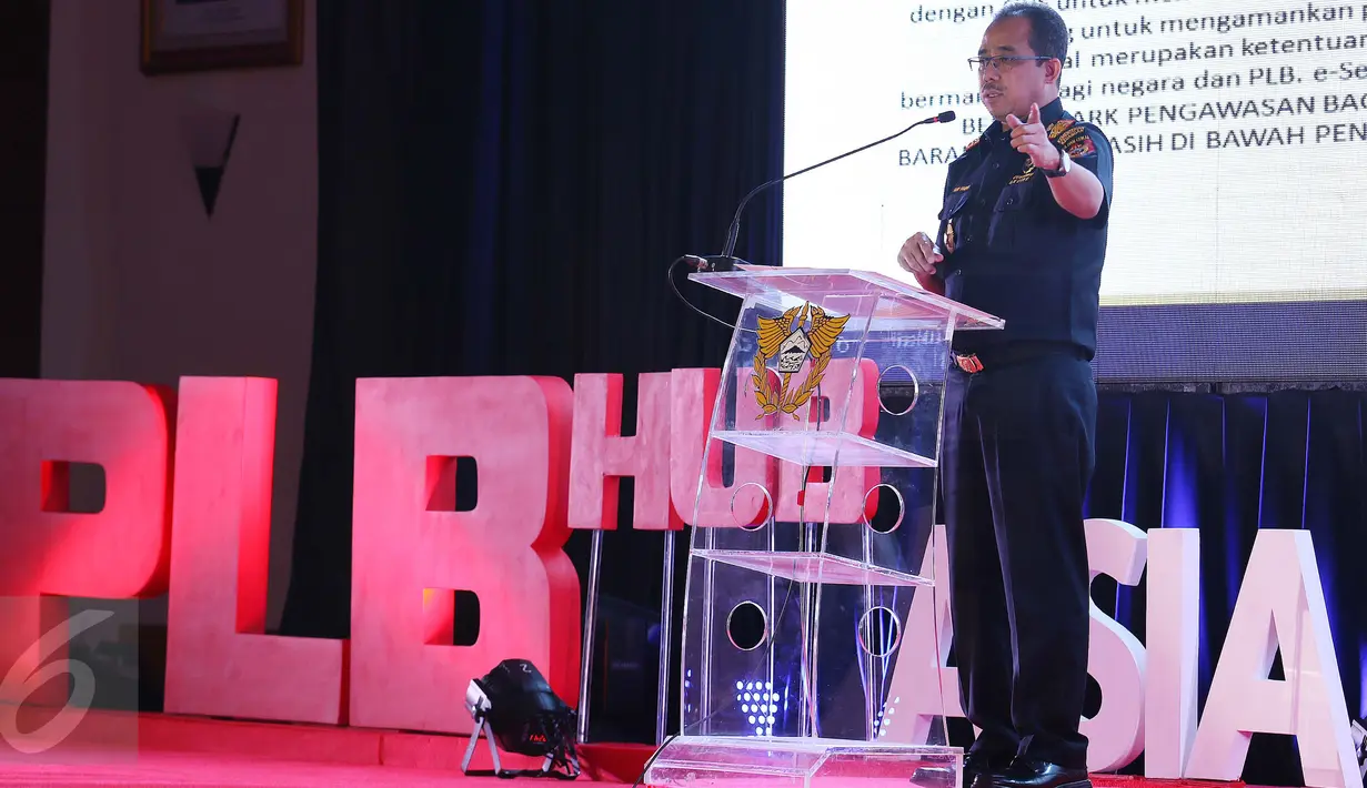 Dirjen Bea dan Cukai Heru Pambudi menyampaikan sambutan pada acara Peringatan Satu Tahun Pusat Logistik Berikat (PLB) di Jakarta, Rabu (12/4). Turut hadir dalam acara tersebut Menteri Keuangan Sri Mulyani. (Liputan6.com/Angga Yuniar)