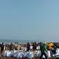 Ratusan orang turut hadir dalam aksi bersih-bersih pantai Cibutun Loji Kabupaten Sukabumi oleh Pandawara Group (Liputan6.com/Istimewa)