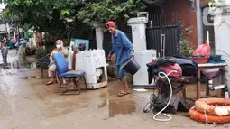 Warga mengeluarkan barang-barang mereka untuk dibersihkan setelah banjir melanda perumahan Ciledug Indah, Tangerang, Senin (21/2/2021). Banjir yang menggenangi perumahan itu membuat warga mengalami kerugian cukup besar karena barang-barang berharga mereka rusak parah. (Liputan6.com/Angga Yuniar)