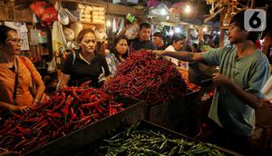 Jelang perayaan tahun baru Imlek, sejumlah harga pangan di pasaran terpantau masih tinggi, seperti cabai rawit merah Rp 60.000/kg, cabai keriting Rp 40.000/kg dan bawang merah Rp 42.000/kg. (Liputan6.com/Angga Yuniar)