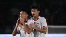 Usaha Indonesia untuk mempertahankan gelar AFF U-16 pupus setelah Timnas Indonesia U-16 kalah 3-5 dari Australia pada laga semifinal Piala AFF U-16 2024 di Stadion Manahan, Solo, Senin (1/7/2024) malam WIB. Tim asuhan Nova Arianto sebenarnya sempat unggul terlebih dahulu saat laga baru berjalan empat menit lewat gol tandukan kepala Zahaby Gholy. Petaka bagi tuan rumah datang saat Raihan Apriansyah diusir wasit pada menit ke-28 akibat akumulasi dua kartu kuning yang akhirnya amat menentukan hasil akhir laga. (Bola.com/Abdul Aziz)