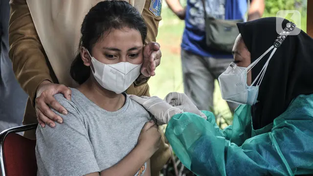 Anak Usia 12-17 Tahun Jalani Vaksinasi di RPTRA Pulo Besar