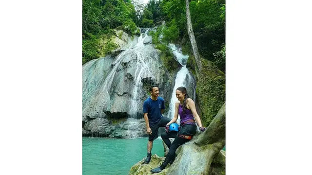 Dikabarkan Hamil, Ini 6 Potret Mesra Nadine Chandrawinata dan Dimas Anggara