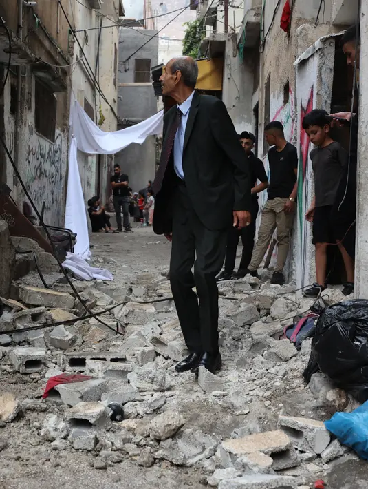 Mereka lebih lanjut menyatakan bahwa dua warga Palestina lainnya terluka oleh pecahan peluru tajam dan dipindahkan ke rumah sakit, sementara empat lainnya terluka oleh pecahan peluru tajam dan dirawat di lapangan. (AFP/Zain Jaafar)
