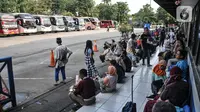 Calon penumpang saat menunggu keberangkatan bus antarkota antarprovinsi (AKAP) di Terminal Kampung Rambutan, Jakarta Timur, Selasa (20/12/2022). Petugas Dinas Perhubungan Terminal Kampung Rambutan mengatakan jumlah penumpang tujuan kota di Sumatera, Jawa, dan Bali mengalami peningkatan hampir 10 persen dibandingkan hari biasa jelang liburan Natal 2022 dan Tahun Baru 2023. (merdeka.com/Iqbal S. Nugroho)