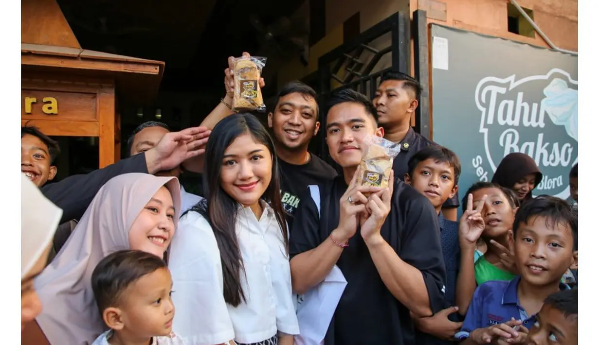 Melanjutkan blusukan di daerah Jakarta Timur lainnya, yakni Kampung Pengarengan, Cakung, Erina tampil minimalis dengan kemeja pendek warna putihnya yang dipadu rok midi monokrom serupa.