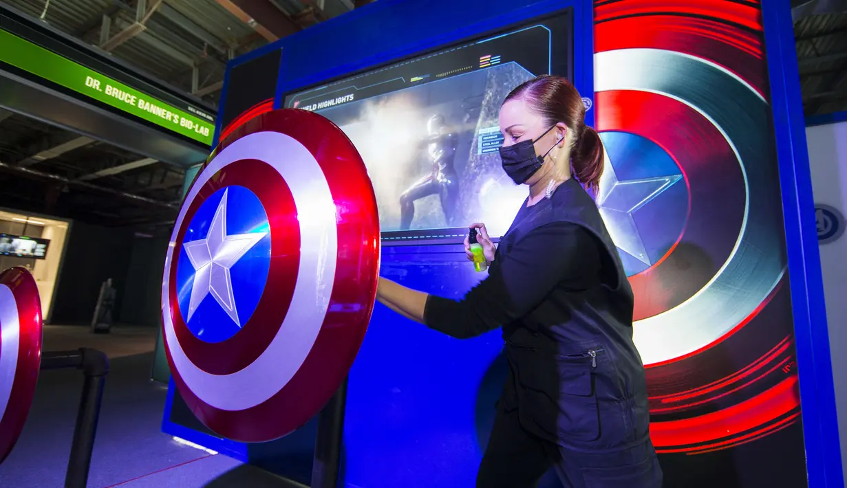 Seorang staf membersihkan tameng Captain Amerika yang ditampilkan di pameran Marvel Avengers S.T.A.T.I.O.N. dalam pratinjau media di Pusat Perbelanjaan Yorkdale, Toronto, Kanada, 19 November 2020. Pameran tersebut menampilkan para pahlawan super Marvel Cinematic Universe. (Xinhua/Zou Zheng)