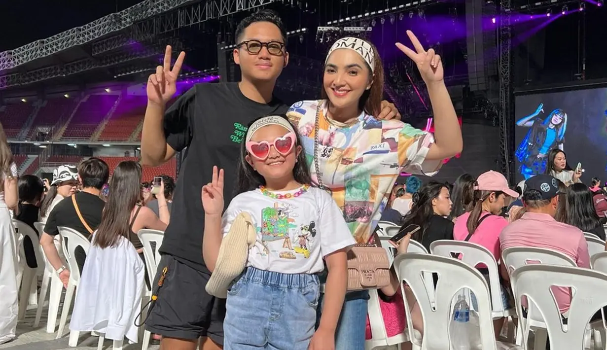 Ashanty dan Azriel serta Arsy tampak ikut menonton konser encore Blackpink di Thailand. Bahkan, untuk ikut menonton istri Anang Hermansyah ini menyebutkan rela ikut war tiket demi mendapatkan 10 tiket. (Liputan6.com/IG/@ashanty_ash)