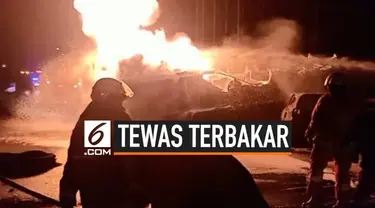 Terjadi insiden di jalan tol dalam kota yang melibatkan satu truk pertamina dan satu mobi minibus. Tiga orang dinyatakan tewas terbakar dalam insiden ini.