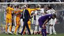 Para pemain Juventus merayakan gelar juara Serie A 2019 usai menaklukkan Fiorentina di Stadion Juventus, Sabtu (20/4). Juventus menang 2-1 atas Fiorentina. (AP/Luca Bruno)