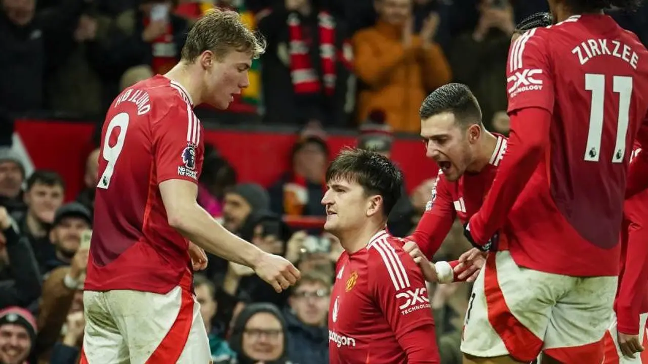 Harry Maguire merayakan gol ketiga Manchester United bersama rekan setimnya dalam laga Premier League kontra Ipswich Town, Kamis (27/2/2025) dini hari WIB. (c) AP Photo/Dave Thompson