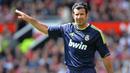 Luis Figo - Legenda sepak bola Portugal ini telah menorehkan tinta emas di Real Madrid. Selain berhasil mempersembahkan trofi liga Champions, Ia juga mampu menyumbang 16 gol untuk El Real. (AFP/Andrew Yates)