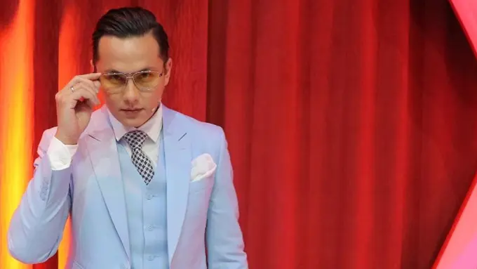 FOTO: Gaya Andhika Pratama saat Pakai Setelan Jas, Menawan