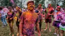 Perayaan Holi tidak hanya menjadi momen untuk bersenang-senang, tetapi juga untuk merayakan keindahan persahabatan dan kebersamaan. (AP Photo/Richard Vogel)