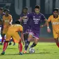 Pemain Persita Tangerang, Ramiro Ezequiel Fergonzi (tengah) berusaha melewati sejumlah pemain Persik Kediri saat laga pekan pertama BRI Liga 1 2022/2023 antara Persita Tangerang melawan Persik Kediri di Indomilk Arena, Tangerang, Senin (25/07/2022). (Bola.com/Bagaskara Lazuardi)