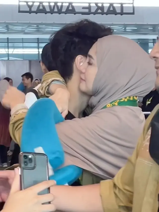 Arie Untung dan Fenita Arie (https://www.instagram.com/p/CtXoMtcoSwL/)