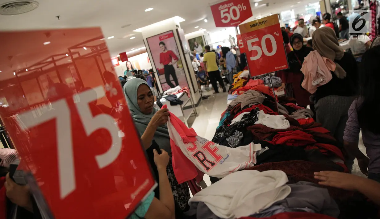 Calon pembeli memilih kaus yang didiskon 50% di Matahari Pasaraya Manggarai, Jakarta, Sabtu (16/9). Sebelum menutup gerai  akhir bulan ini, Matahari Pasaraya Manggarai menggelar cuci gudang dengan diskon hingga 75%.(Liputan6.com/Faizal Fanani)