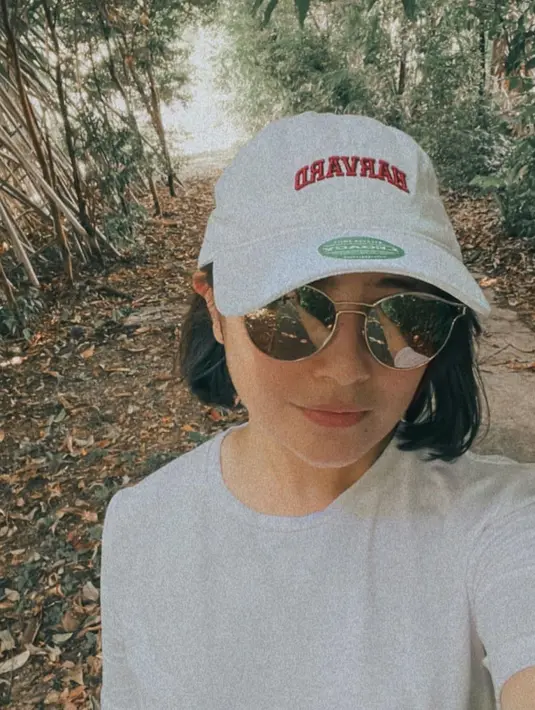 Di sepanjang jalan menuju pantai, Prilly juga sempat berswafoto. Dalam kesempatan ini, artis yang pernah didaulat sebagai dosen tamu praktisi oleh Fisipol Universitas Gajah Mada (UGM) itu juga berpakaian kasual. Ia hanya melengkapi kaus putihnya dengan topi dan kacamata. (Liputan6.com/IG/@prillylatuconsina96)