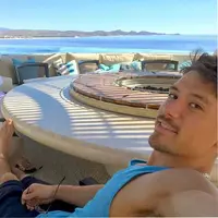 Beberapa hari lalu Mariah Carey genap berusia 47 tahun. Tidak ingin melewatkan hari spesialnya itu, Mariah membuat sebuah perayaan yang sifatnya private. Tak ada keluarga atau pun sahabat terlihat saat itu. (doc.dailymail.com)