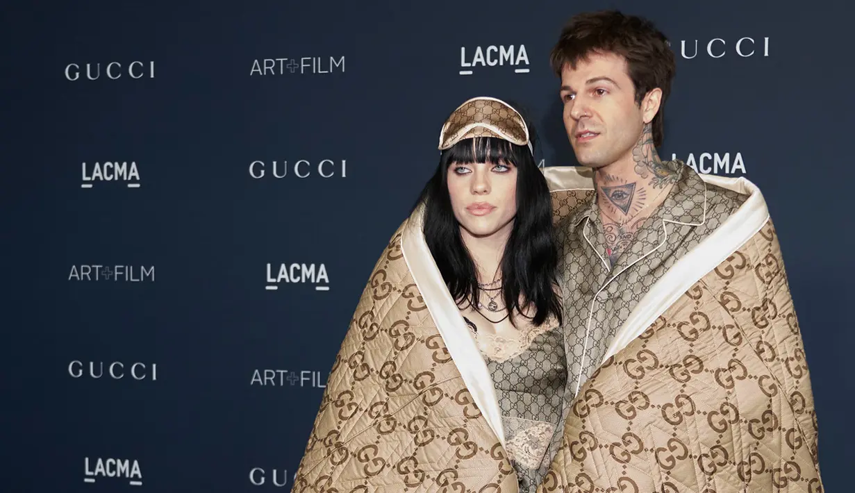 <p>Billie Eilish (kiri) dan Jesse Rutherford tiba pada acara LACMA Art+Film Gala di Los Angeles County Museum of Art, Los Angeles Amerika Serikat, 5 November 2022. Ini menandai pertama kalinya pasangan itu menghadiri acara resmi bersama sejak kemunculan rumor hubungan mereka setelah terlihat berkencan pada Oktober. (AP Photo/Allison Dinner)</p>