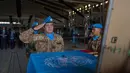 Sebelumnya diketahui, Kopral Rico Pramudia yang tergabung dalam misi Pasukan Perdamaian PBB di Lebanon (UNIFIL) dinyatakan meninggal dunia setelah mengalami luka berat akibat serangan Israel, Jumat (24/4/2026). Tampak dalam foto yang diambil dan dirilis oleh Pasukan Sementara Perserikatan Bangsa-Bangsa di Lebanon (UNIFIL), menunjukkan Kepala Misi dan Komandan Pasukan Mayor Jenderal Diodato Abagnara memberi hormat memberi hormat untuk jenazah Kopral Rico Pramudia, saat upacara penghormatan di Bandara Internasional Lebanon, Beirut, pada 26 April 2026. (Haidar Fahs/UNIFIL/AFP)