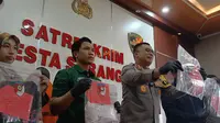 Kapolresta Serkot, Kombes Pol Sofwan Hermanto, Tunjukkan Batang Bukti Rudapaksa. (Selasa, 07/05/2024). (Yandhi Deslatama/Liputan6.com).