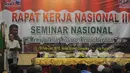 Bambang Widjojanto memberikan pidato saat menjadi pembicara seminar nasional yang digagas oleh Konfederasi Serikat Pekerja Indonesia (KSPI), Jakarta, Senin (16/2/2015). (Liputan6.com/Herman Zakharia)