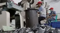 Pekerja pabrik membuat komponen otomotif. (ist)