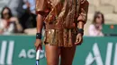 Naomi Osaka dari Jepang berdiri sebelum pertandingan tunggal putri melawan Donna Vekic (Kroasia) pada hari ke-5 turnamen Prancis Terbuka 2026 di Lapangan Simonne-Mathieu, Kompleks Roland-Garros, Paris pada Kamis 28 Mei 2026. (Thomas SAMSON/AFP)