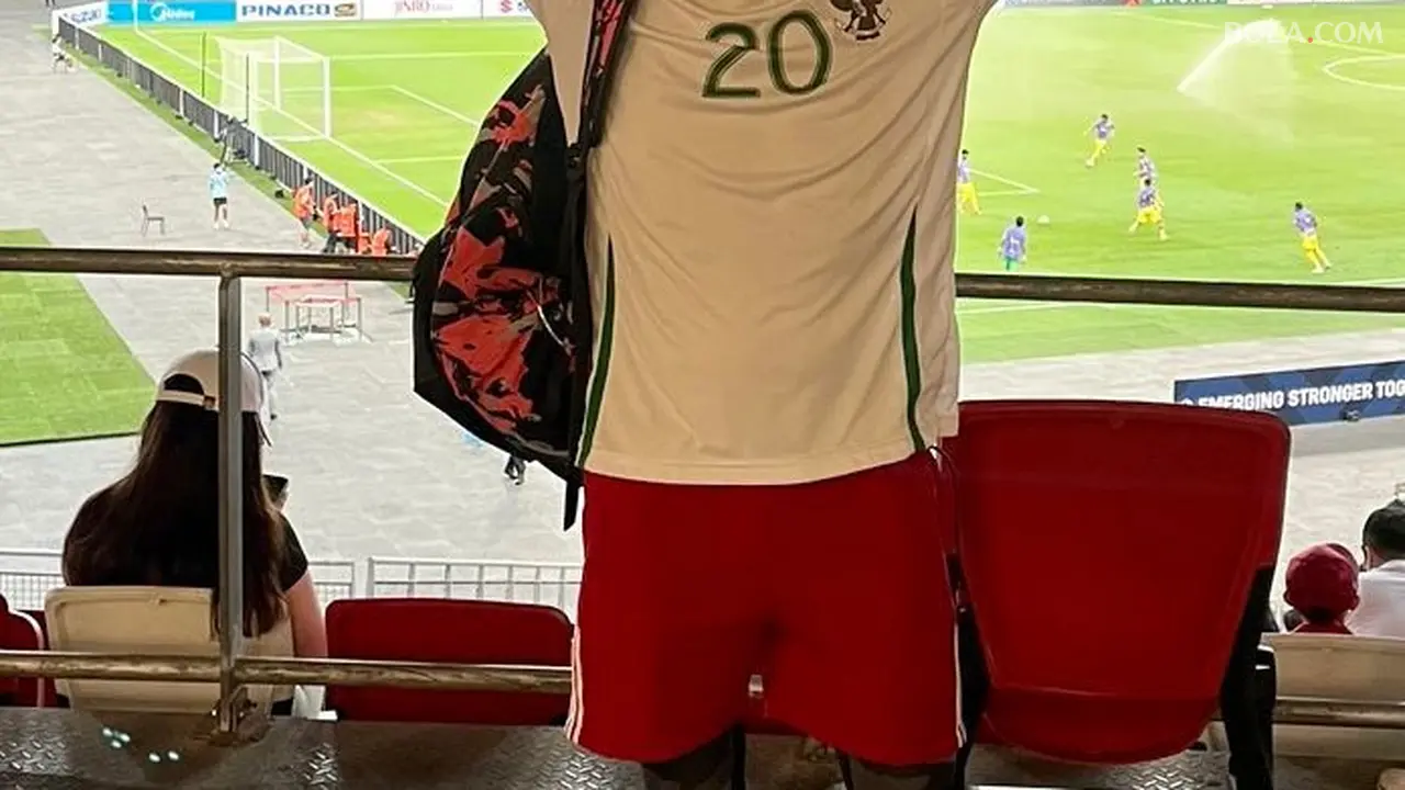 Franky Chandra, warga Indonesia di Singapura saat menyaksikan duel penyisihan Piala AFF antara Timnas Indonesia vs Malaysia, Minggu (20/12/2021) di Stadion Nasional, Singapura. (Bola.com/Dok. Pribadi)