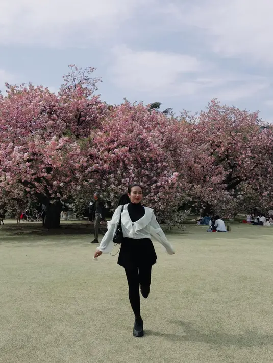 Sentuhan detail ini memberikan kesan klasik sekaligus modis. Yura memadukannya dengan inner hitam berleher tinggi yang memberikan kontras elegan dan mempertegas gaya sophisticated-nya. [@yurayunita].