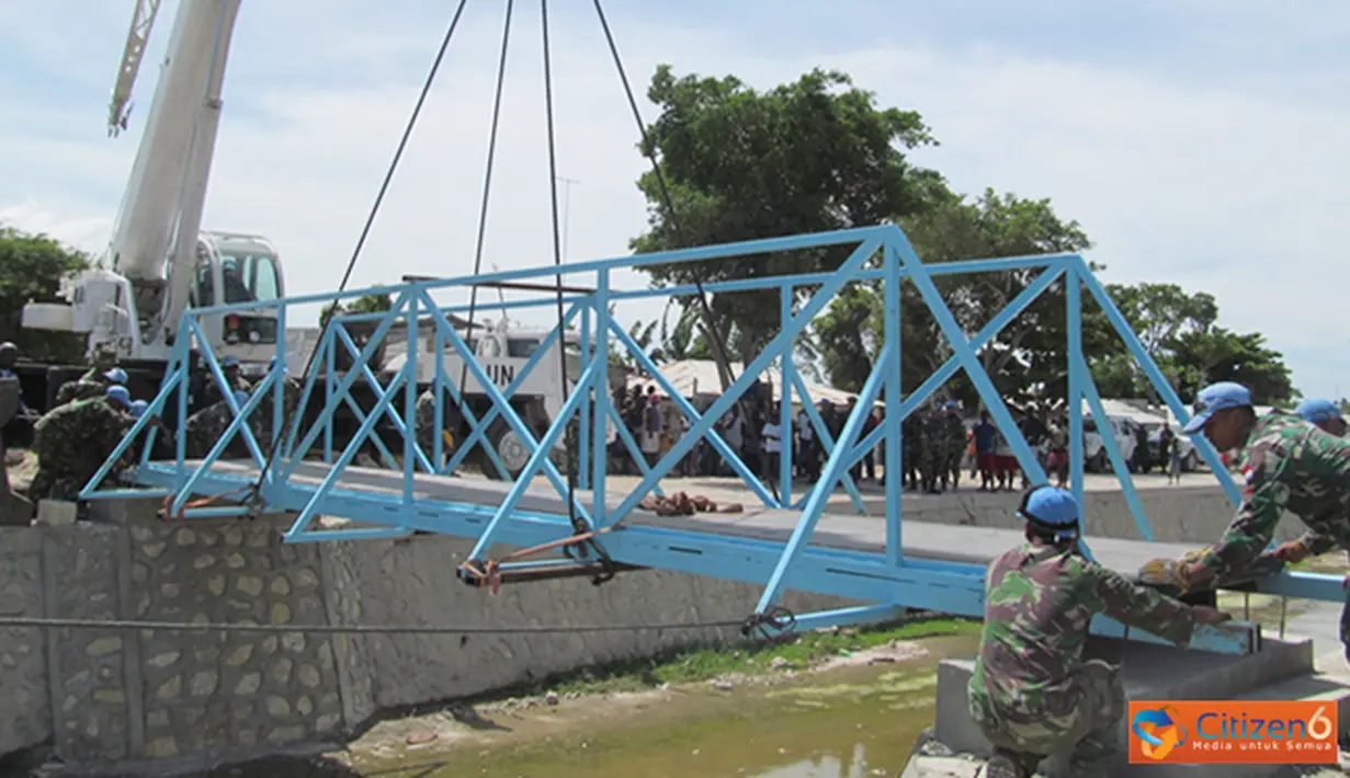 Citizen6, Haiti: Prajurit TNI yang tergabung dalam Satgas Kompi Zeni TNI Kontingen Garuda XXXII-A/MINUSTAH dipimpin Letkol Czi Winarno, berhasil menyelesaikan pembuatan jembatan di kawasan kanal, Gonaives, Haiti. (Pengirim: Badarudin Bakri) 
