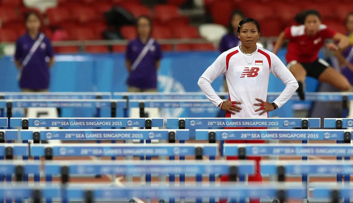 Pelari putri Indonesia, Dedeh Erawati, bersiap menghadapi final lari gawang 100m putrii SEA Games yang berlangsung di Stadion Nasional Singapura. Kamis (11/6). (Bola.com/Arief Bagus)