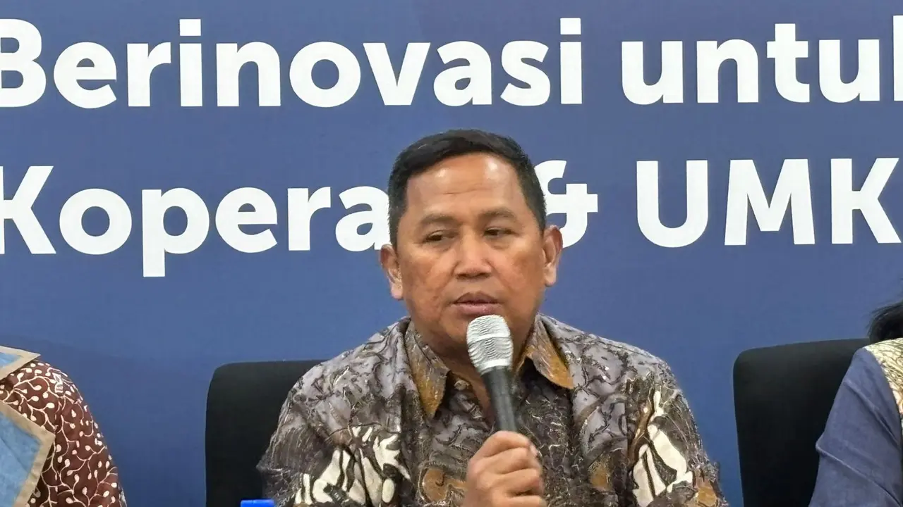 Deputi Bidang Perkoperasian Kementerian Koperasi dan UKM Ahmad Zabadi dalam konferensi pers di KemenkopUKM, Jakarta, Kamis (10/10/2024). (Tira/Liputan6.com)