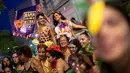 Sejumlah wanita ke jalan untuk merayakan karnaval "Maria vem com as outras" di Rio de Janeiro, Brasil (3/2). Karnaval ini digelar agar mendorong wanita di Brasil melaporkan pelecehan jika terjadi pada mereka. (AP Photo / Silvia Izquierdo)