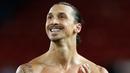 Senyum Zlatan Ibrahimovic usai pertandingan melawan Zorya Luhansk pada laga Liga Eropa di Stadion Old Trafford, Inggris (29/9). Ibrahimovic mencetak satu-satunya gol pada pertandingan ini. (Reuters/Darren Staples) 