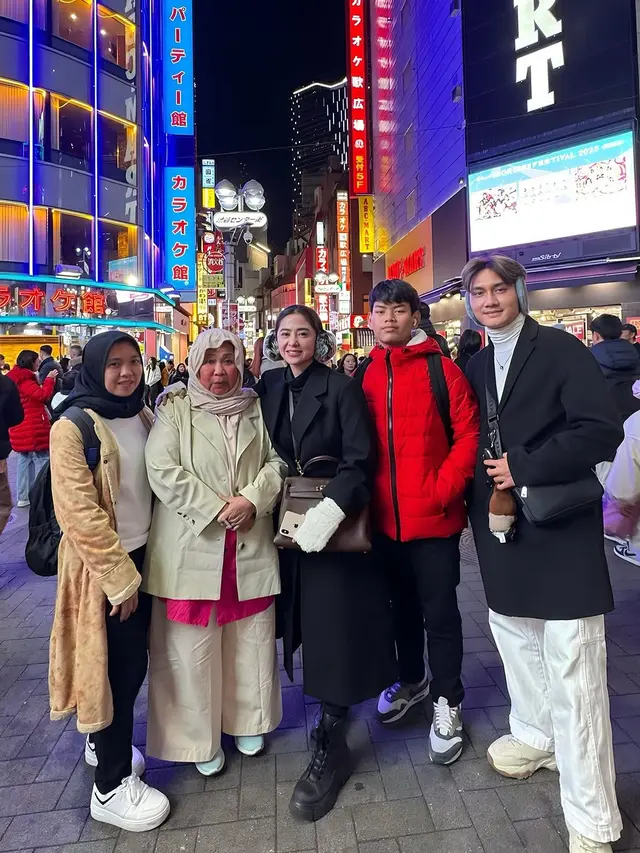 Potret Dewi Perssik Liburan ke Jepang Bareng Keluarga (credit: instagram/dewiperssik9).