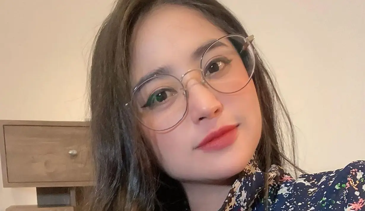 Dewi Perssik nampak anggun dengan kacamata bulat dan riasan tipis di wajahnya. Wanita 34 tahun ini memang sering membagikan potretnya saat berkacamata. (Liputan6.com/IG/@dewiperssikreal)
